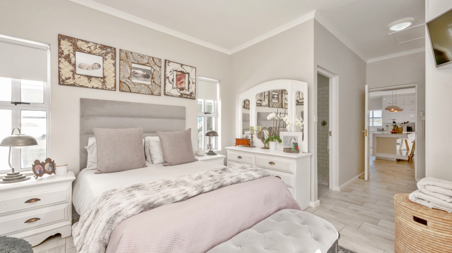 4 Bedroom Property for Sale in Struisbaai Western Cape